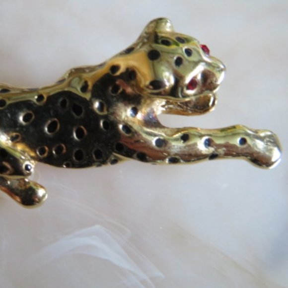 Vintage Gold Tone LEOPARD Brooch Red Rhinestone Eyes (F4) - Picture 3 of 6